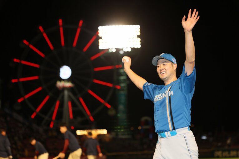 昨年10月5日にプロ初セーブをあげヒーローインタビュー後にファンの歓声に応える齋藤　©︎JIJI PRESS