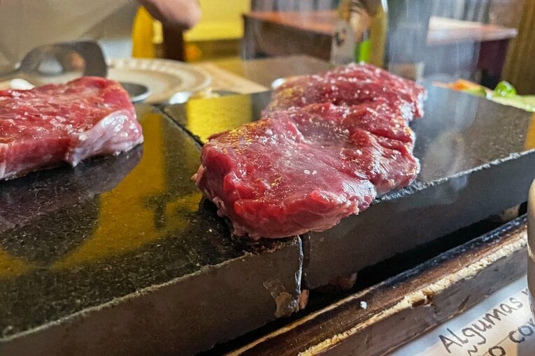 「山の斜面にスタジアム」「守田英正のお薦め料理は…」日本代表MFが戦う“離島クラブ”は美しい風景とグルメ満載だった《現地で撮影》(27)