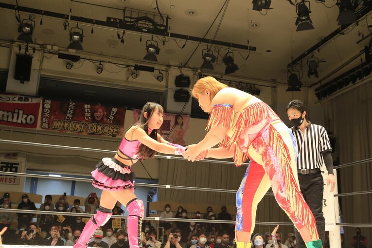 今年4月のデビュー戦。対戦相手はあの井上京子だった　©ワールド女子プロレス・ディアナ