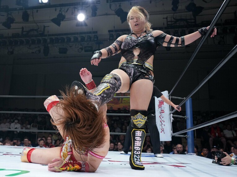 Sareeeを蹴とばす渡辺桃　©Essei Hara