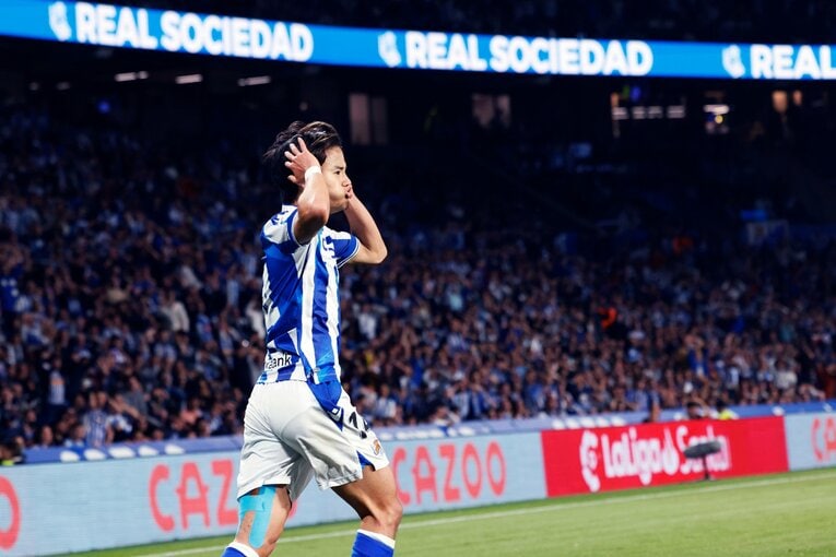 「久保建英がスペイン紙の一面に！」子供サポ「タケが決めるよ」予言通りマドリーを圧倒“ソシエダの熱狂”は翌日も…カメラマンは見た(17)