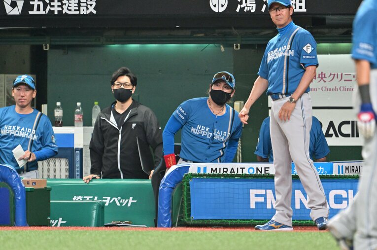 八木コーチ（右）と新庄監督　©Hideki Sugiyama　