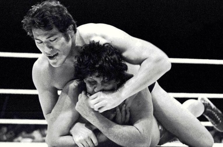 1976年、パキスタンのカラチ・ナショナルスタジアムで行われた「アントニオ猪木vsアクラム・ペールワン」 ／ photograph by 東京スポーツ新聞社