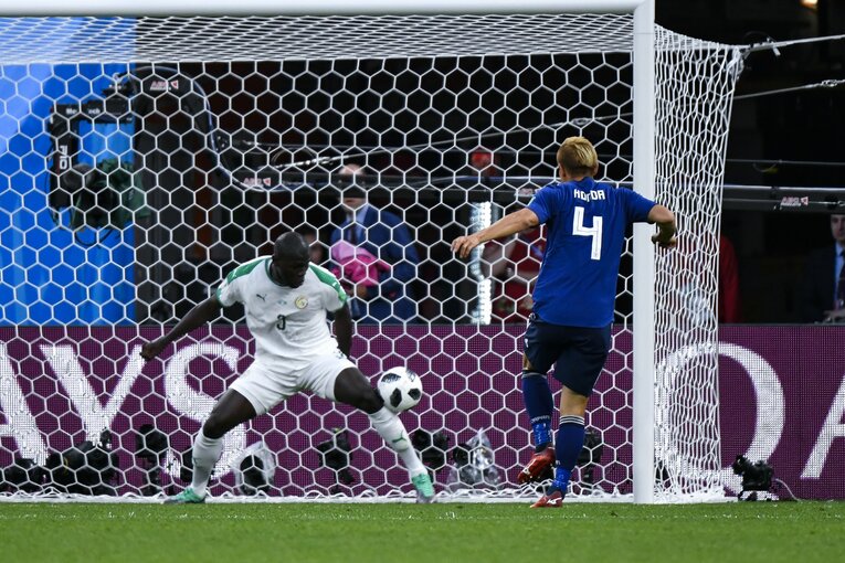 2018年ロシアW杯セネガル戦で日本代表選手最多のW杯通算4点目となるゴールをあげた本田　©︎JMPA