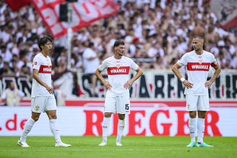 移籍の噂がありながらも今夏は残留となった伊藤洋輝（左）。開幕戦の勝利に貢献した　©︎Getty Images