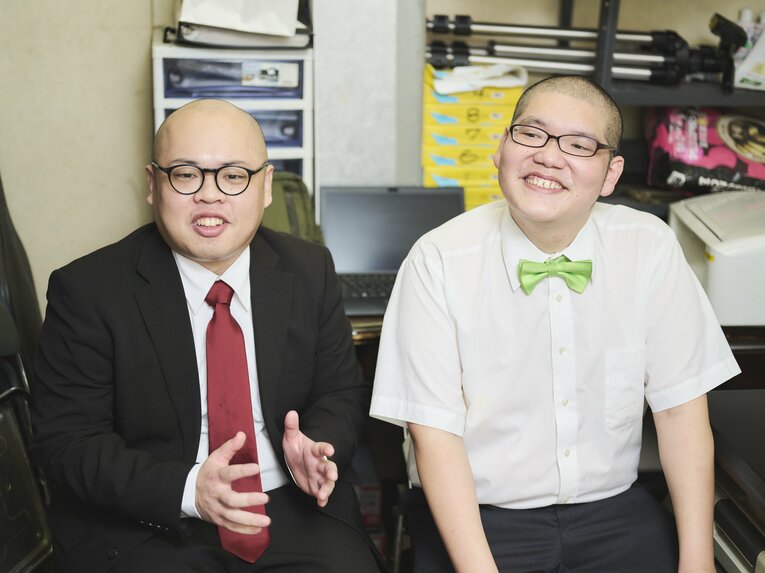 長谷川と同じアパートだった後輩芸人の原澤たこやきと、まんがごはん・古澤　©Yuki Suenaga