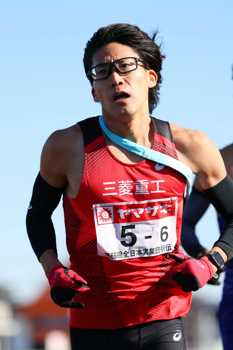 今年のニューイヤー駅伝にも出場し、6区を力走する「メガネランナー」的野遼大　©AFLO