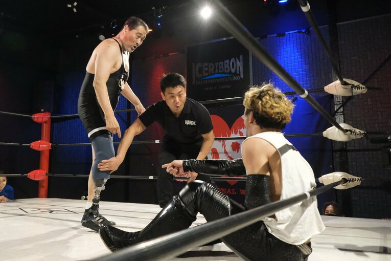 勝村は凶器攻撃ではないかとアピールも、レフェリーの澤宗紀の判断はOK　©Norihiro Hashimoto