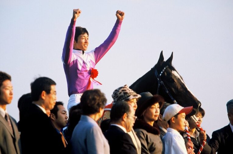 1990年代後半から2000年代にかけてキャリアのピークを迎えた武豊。写真はスペシャルウィークで制した1999年の天皇賞・秋 ／ photograph by Tomohiko Hayashi