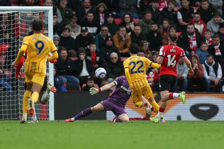 2月22日、敵地でのサウサンプトン戦。三笘薫の今季7得点目。ジョアン・ペドロのポストプレーで抜け出し、約40メートルをドリブルで独走。最後はループシュート【ゴール1枚目／全5枚】　©AFLO