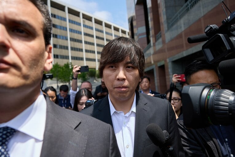 大谷翔平が12号を放った5月14日、ロサンゼルスの裁判所前で報道陣に囲まれる水原一平被告　©JIJI PRESS