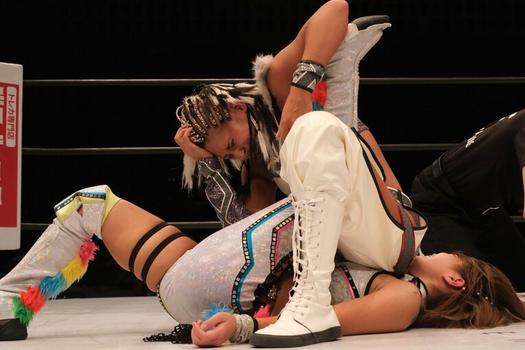 グロリアスドライバーを決めレフェリーのカウントを聞くジュリア。勝利を確信すると感極まった