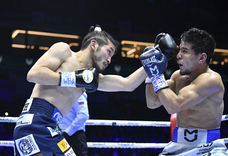 2021年、ムロジョン・アフマダリエフ（右）と拳を交えた岩佐　©AFLO