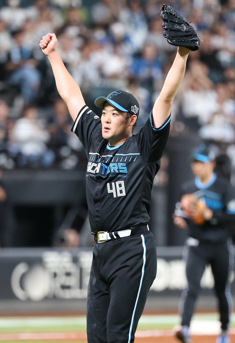 “自作自演”のピンチをしのぎ、両手を天につき上げる齋藤友貴哉　©︎SANKEI SHIMBUN