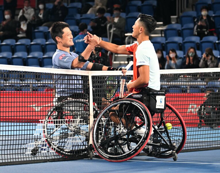 2022年10月の楽天ジャパンオープン決勝後、笑顔で握手を交わす国枝慎吾（左）と小田凱人　©︎JIJI PRESS