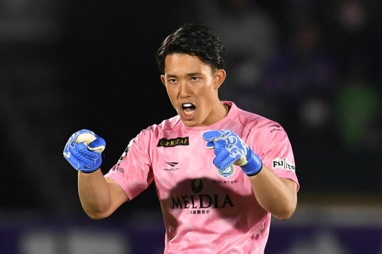 湘南のゴールを守るのは東京五輪代表の谷晃生。今年、A代表にも初招集された　©Getty Images
