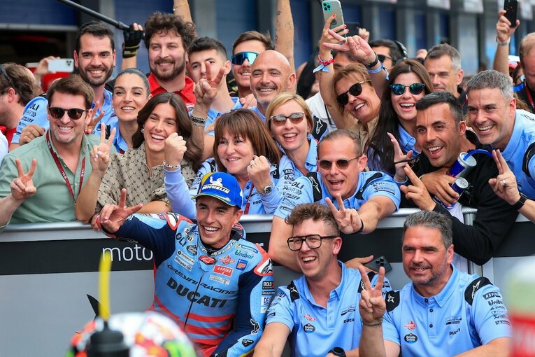 グレッシーニチームとともに2位を喜ぶマルケス　©Satoshi Endo