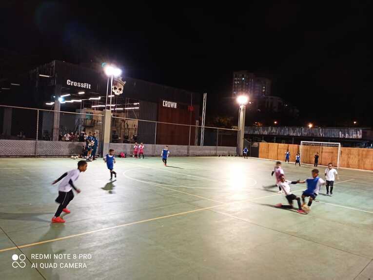 20日のフットサル練習の様子。大人顔負けの激しいチェックの場面も©Hiroaki Sawada