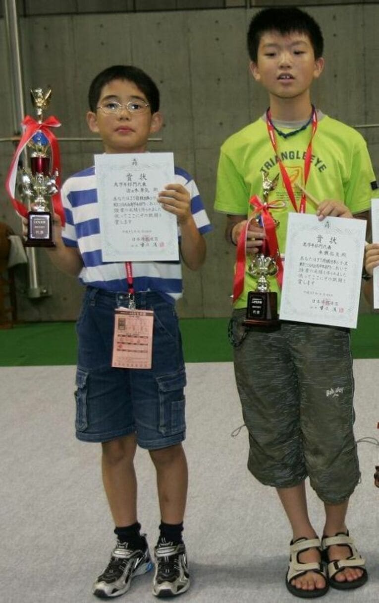 小学生の頃の佐々木勇気現七段（左）と永瀬拓矢現王座