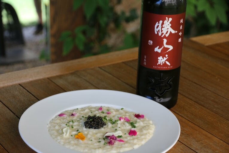 「プラータチーズとキャビアのリゾット」からは、豊潤な『勝山』の香りが漂う。