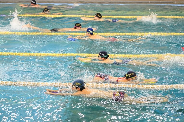 東大水泳部の練習風景　©Keiji Ishikawa