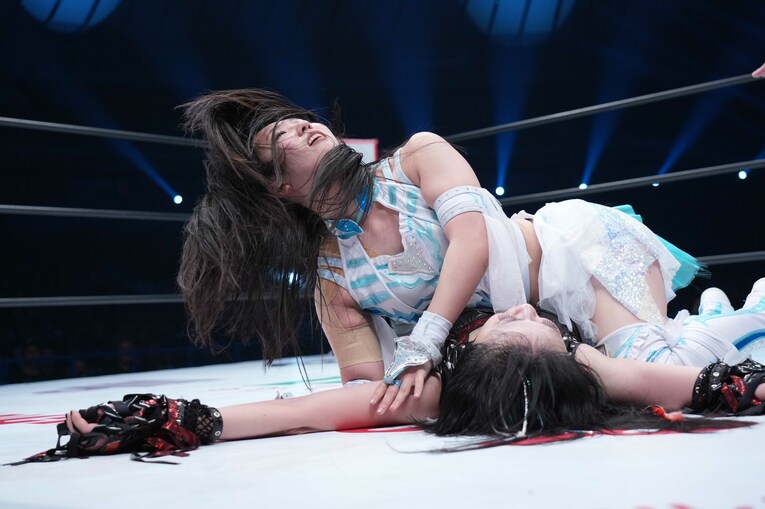 上谷沙弥を押さえ込む玖麗さやか　©Essei Hara