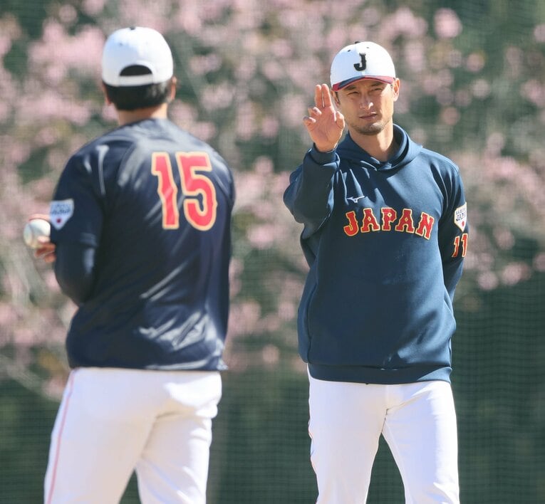 大勢に握り方をアドバイスするダルビッシュ　©Sankei Shimbun