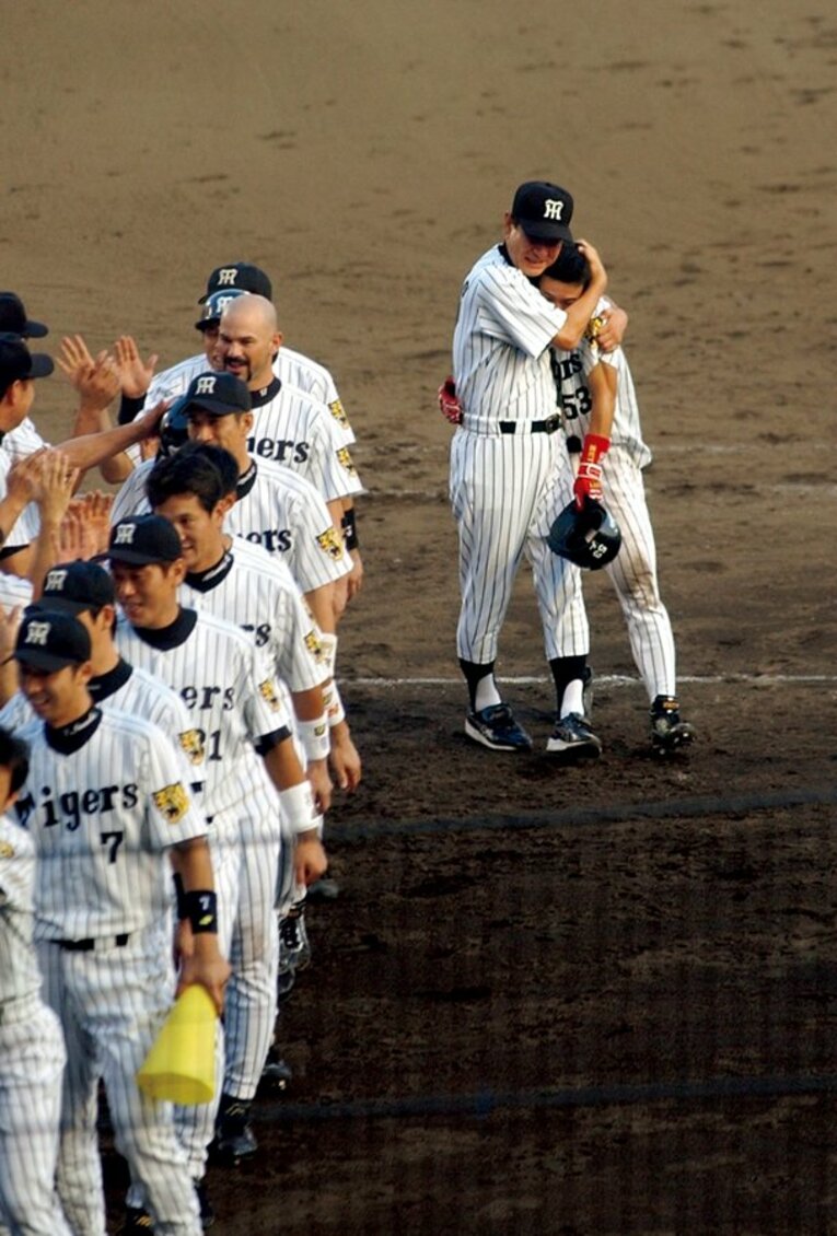 赤星を抱擁する星野監督　©︎SANKEI SHIMBUN