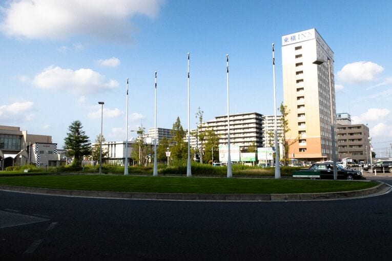 東側、駅前のロータリー。芝生は埼スタと同じものだとか…。奥には東横インが。