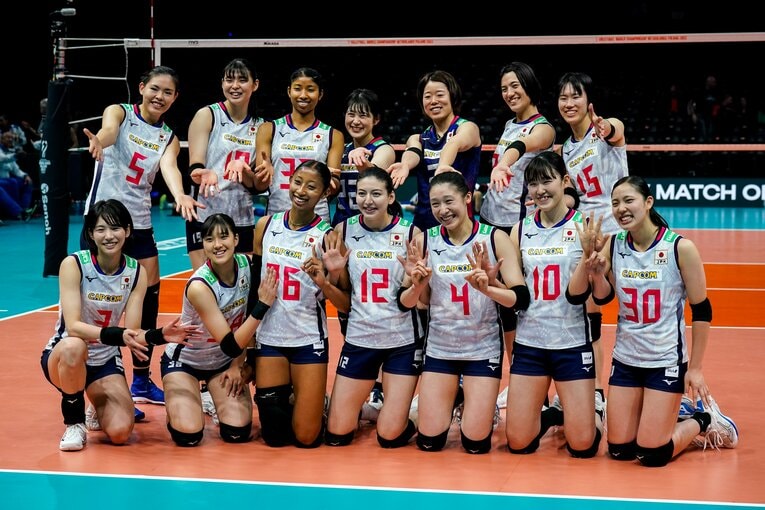 大学4年時に日本代表に選出された佐藤淑乃（前列左から2番目、2022年世界選手権）©︎Getty Images
