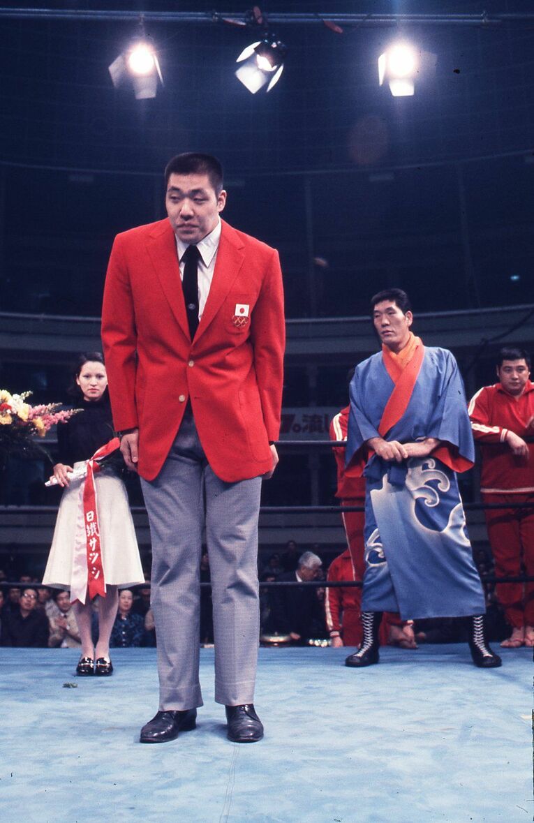 全日本プロレスに「就職」したジャンボ鶴田の挨拶。後ろにはジャイアント馬場　©AFLO