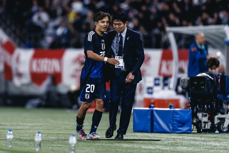 【計30枚超：“テレビに映らない”日本代表ブラジル戦歴史的初勝利】久保建英をねぎらう森保監督…写真はまだまだ続きます　©Kiichi Matsumoto