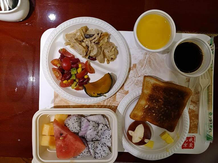 筆者が泊まったホテルの朝食。ミニトマトとアボカドをあえたサラダも毎日のメニューだった