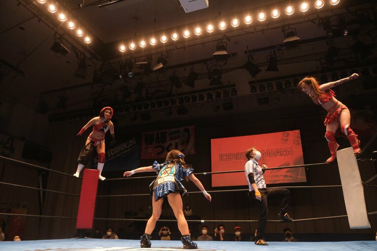 2人でコーナーに上ると…