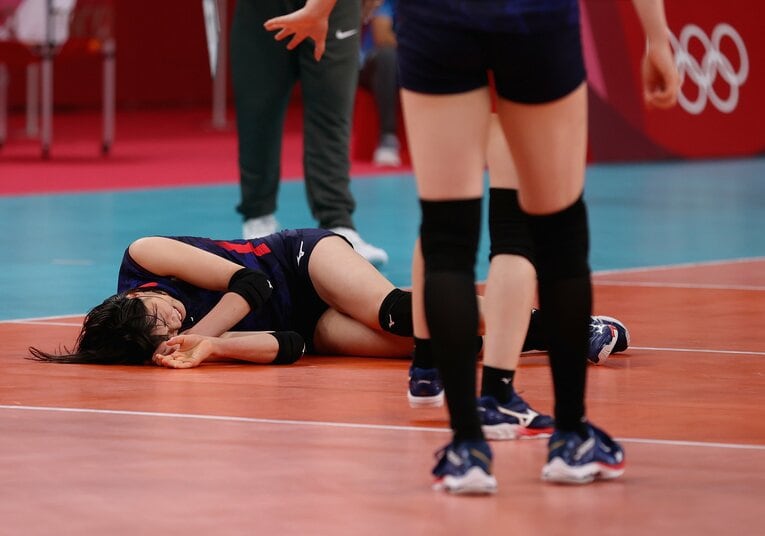 東京五輪でコートに倒れ込む古賀紗理那　©︎Toru Hanai/Getty Images