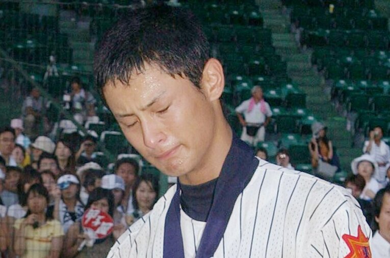2003年夏の甲子園、決勝で常総学院に敗れ、涙を流すダルビッシュ有 ／ photograph by JIJI PRESS