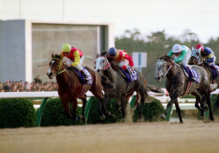 1991年の有馬記念。大本命のメジロマックイーンと武豊を尻目に、馬場の内側を突き抜けるダイユウサクと熊沢重文　©JIJI PRESS