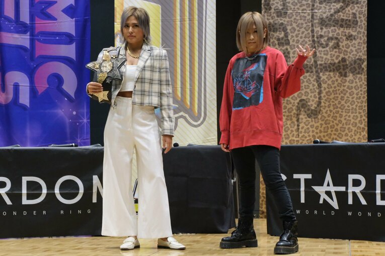 スターダム退団マッチで小波が“亡き戦友”木村花の技に込めた意味とは？ 対戦したジュリアは試合中に涙…「まだまだNEVER ENDです」(38)