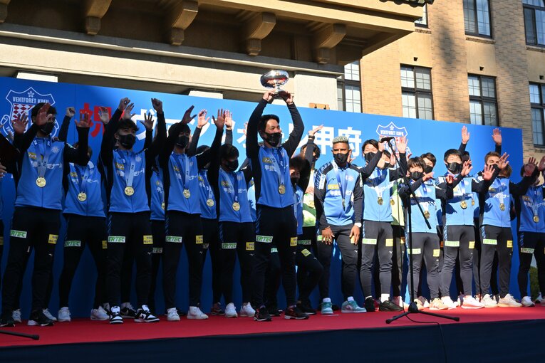 甲府市内で行われた優勝報告会　©2022VFK
