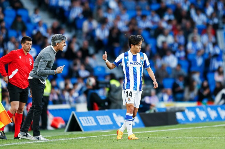 「クボはノルマル（普通）よ」辛口おばあちゃんにバルで遭遇も…カメラマンが撮った久保建英21歳の“軽快ドリブル＋母・祖母のような愛”(36)