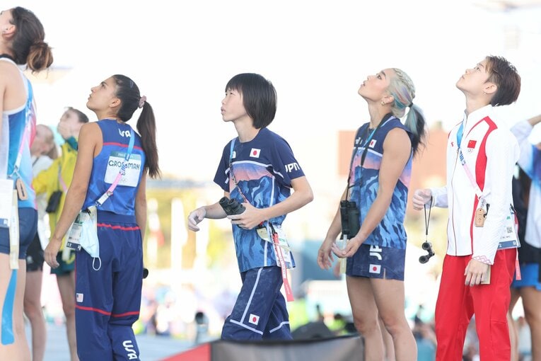 スポーツクライミング女子複合準決勝、ルートを確認する森秋彩と野中生萌　©Tetsuya Higashikawa/JMPA