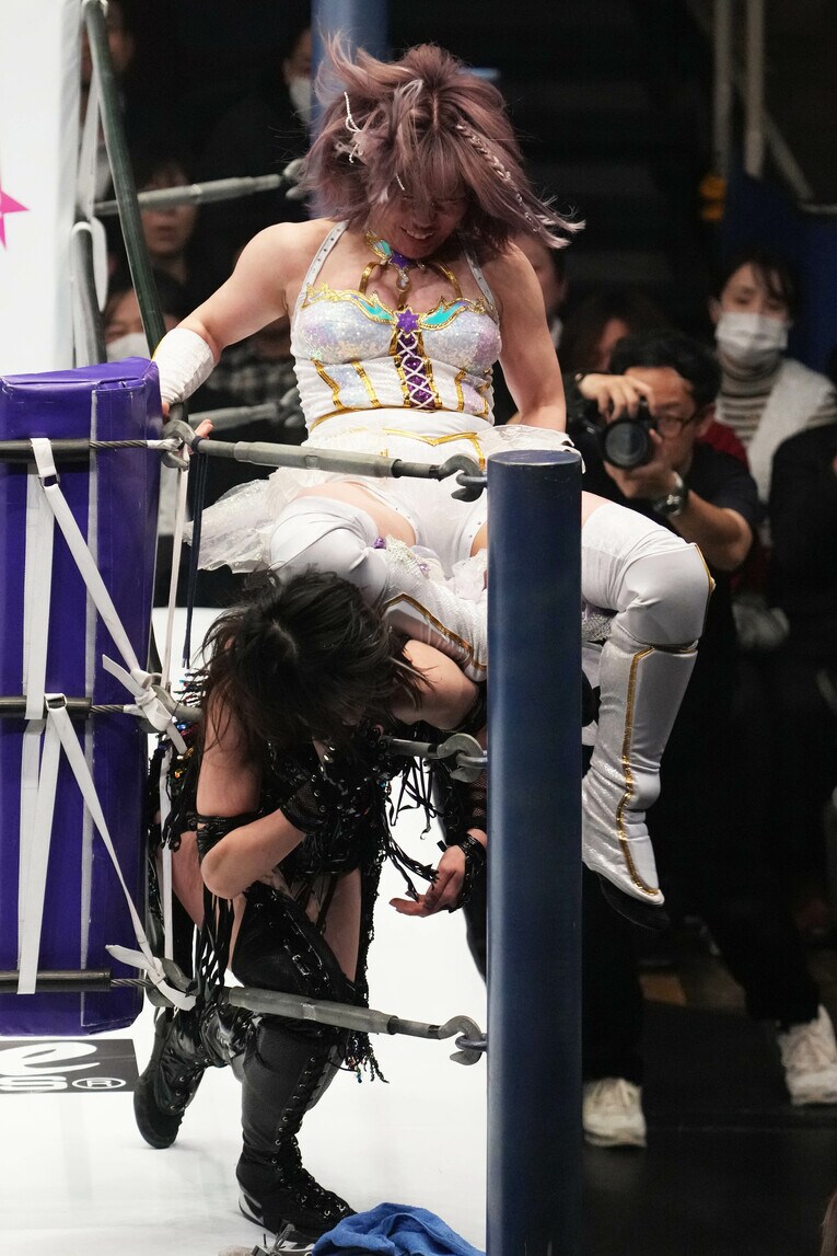 エプロンで上谷沙弥にヒザを浴びせる中野たむ　©Masashi Hara