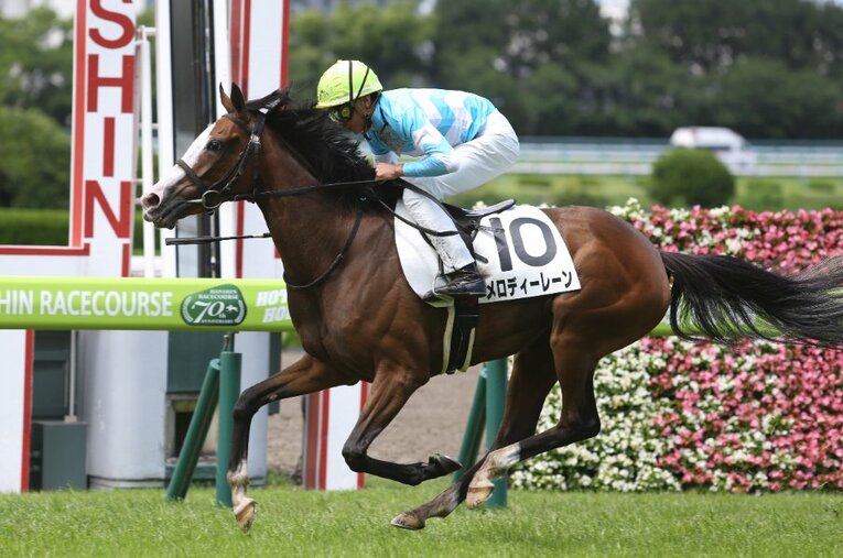 未勝利戦を勝ち上がった当時（写真）の馬体重は340kg。身長161cmの岩田望来騎手が大きく見える ／ photograph by AFLO