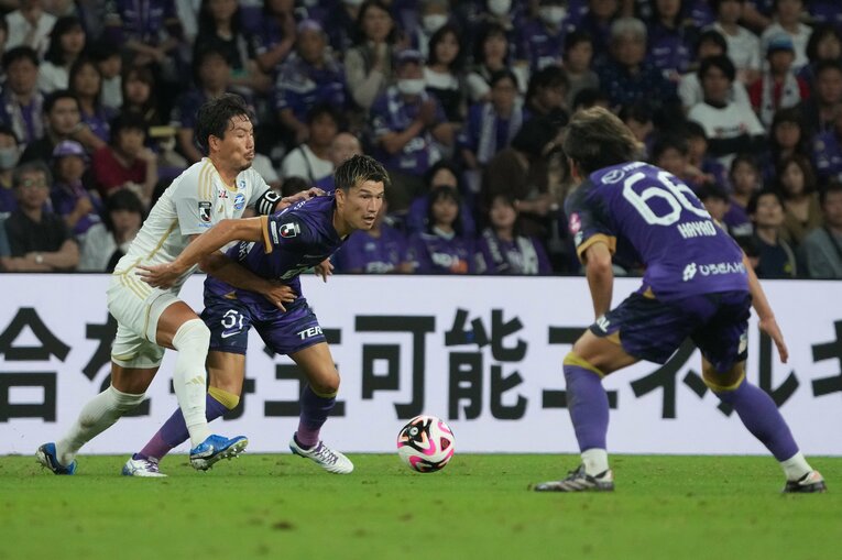 昌子源を背負いながらボールをキープする加藤陸次樹　©Masashi Hara