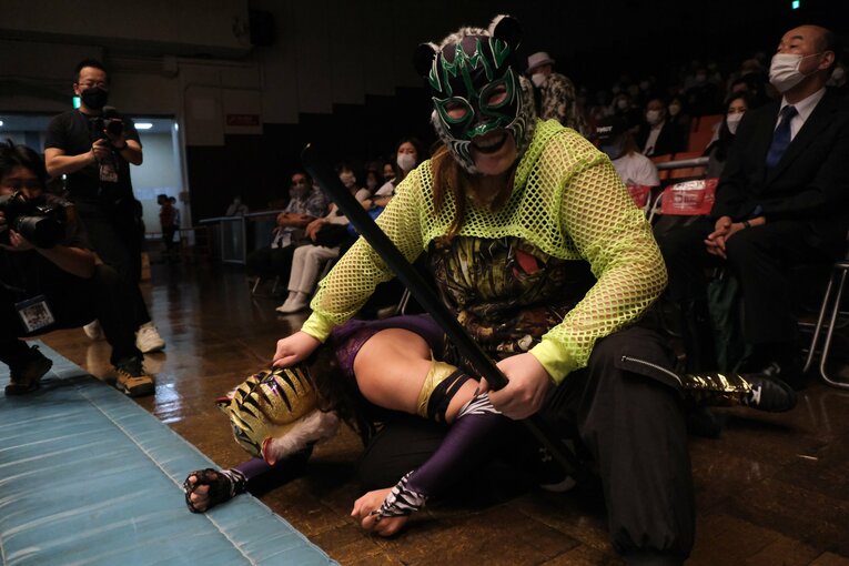 タイガー・クイーンを激怒させた“ヒール殺法”…乱入に凶器攻撃、待望のライバルは何でもありの“闇の軍団”？(10)