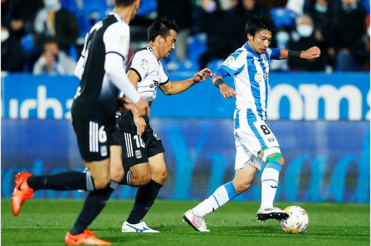 柴崎岳vs岡崎慎司が《ユニフォームを引っ張ってバチバチ》 撮影カメラマンが凍えそうな雨中で捉えた“熱いバトル”の瞬間(15)