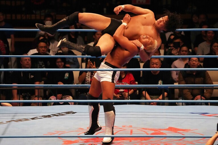 中嶋勝彦のバックドロップを浴びる安齊勇馬　©Essei Hara