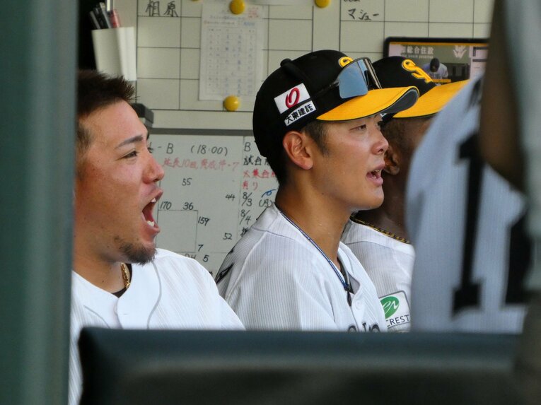 試合を眺める石塚の様子　©Kotaro Tajiri