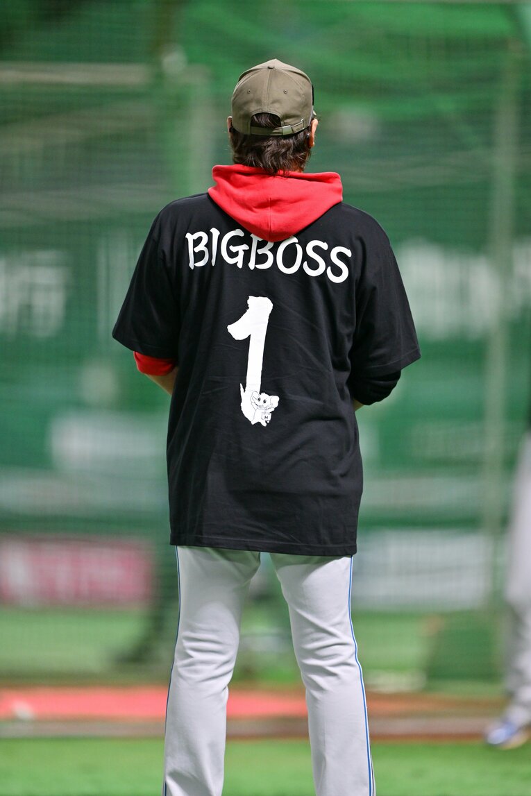 ［第6戦］試合前練習を見つめる新庄監督　©Hideki Sugiyama