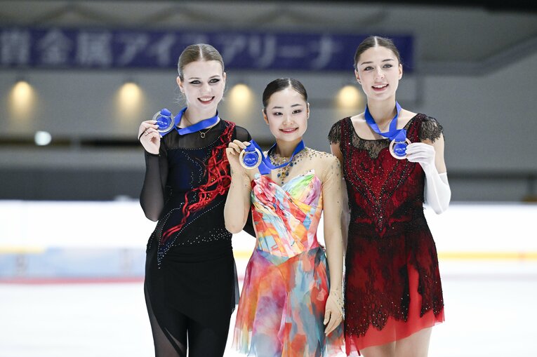 木下グループ杯表彰式。（左から）銀メダルのイグナトワ、金メダルの島田麻央、銅メダルのフロロワ　©️Asami Enomoto